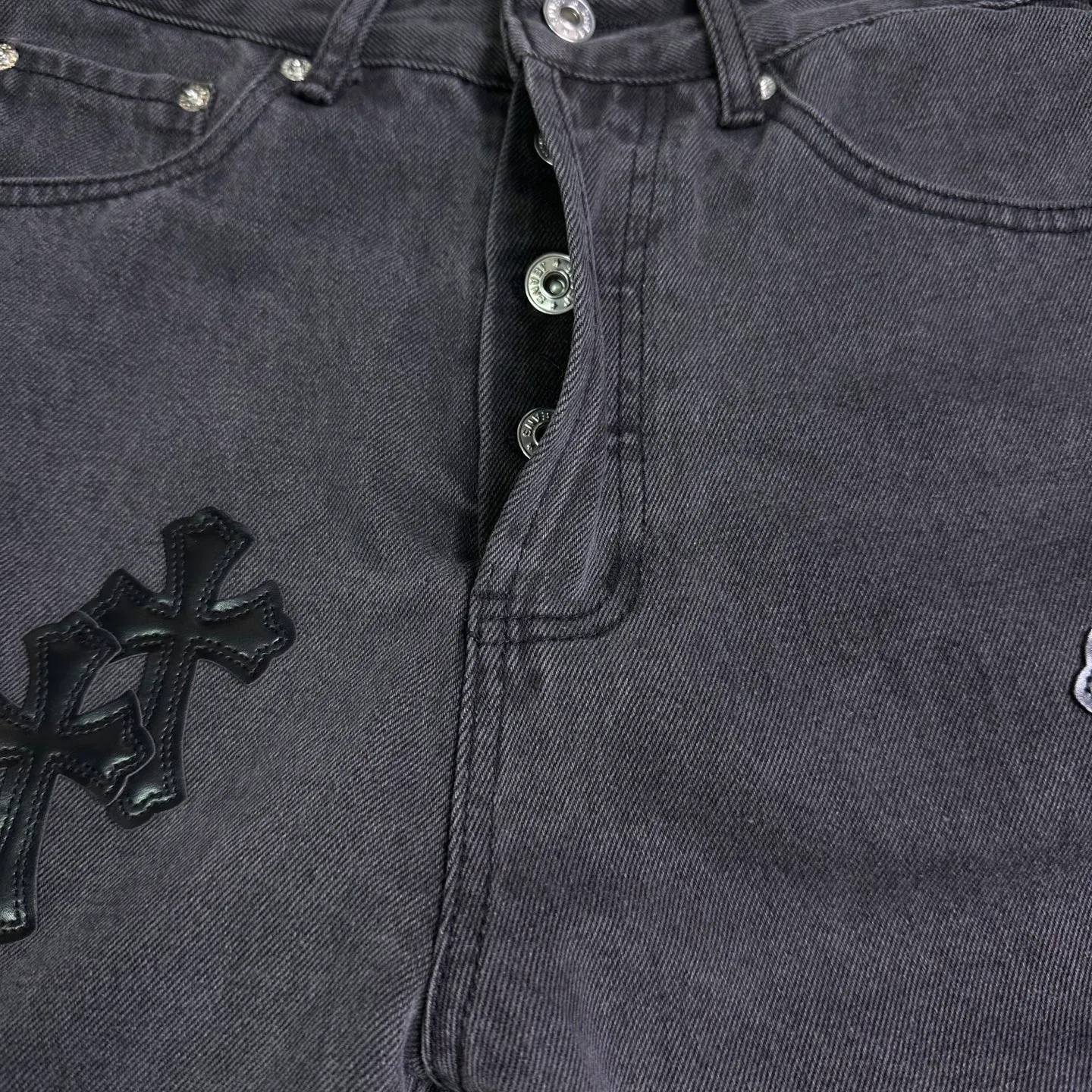 P270 GALLERY DEPT. Co-branded 2025 new black cross-leather stitching couple's style loose washed flared jeans 🔥High version🔥High version🔥 Top ceiling quality Styles with different washed textures are very friendly to people with thin legs and thick legs. The slightly flared version is very flattering to the leg shape. Moderate length that never goes out of style, easy and casual to match, basic styling for various styles, a must-have in the wardrobe! The fabric is stiff but also makes the upper body soft without losing texture. The washing process is even more perfect. It is a must-have item for everyone! ! ! Washed wheat, tag, pants label, three complete labels Color: washed black, washed blue Size: 28, 30, 32, 34 (four sizes)